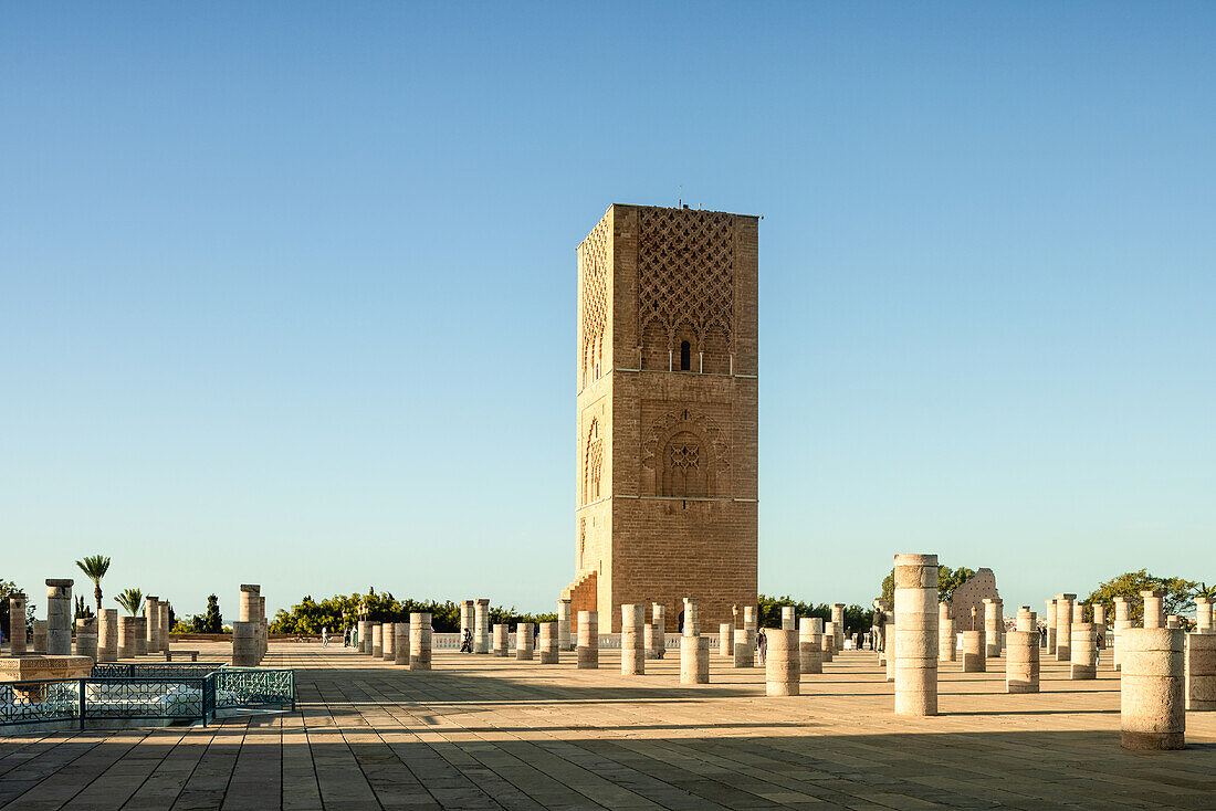 Der Hassan-Turm in Rabat, Marokko, während der Mittagszeit.