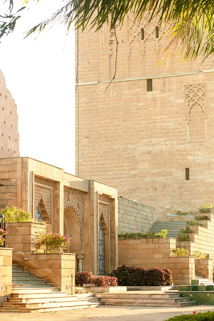 Kulturelle Sehenswürdigkeit, der Hassan-Turm in Rabat, Marokko, in der Abendsonne.