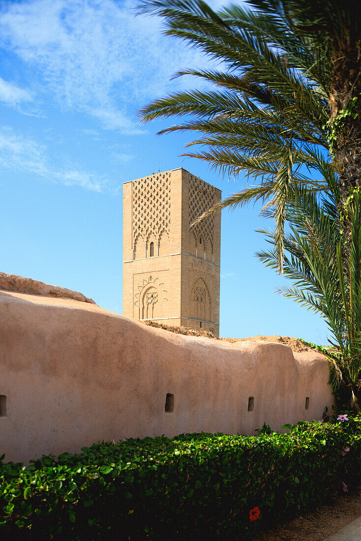 Der Hassan-Turm in Rabat, Marokko, während der Mittagszeit.