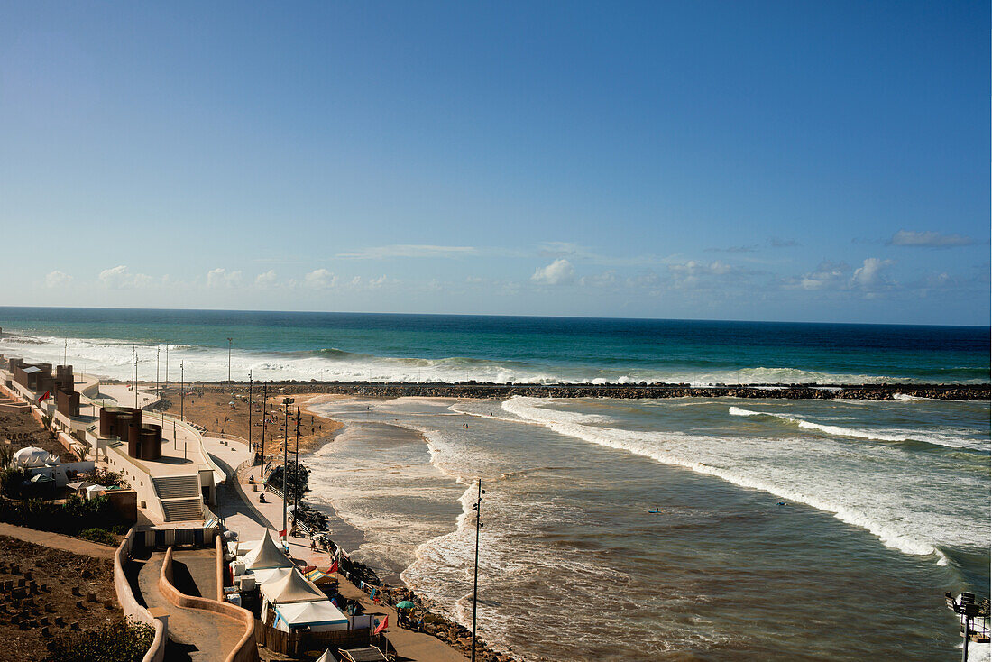 Surfer Strand von Rabat bei Flut mittags und hohe Wellen in Rabat, Marokko.