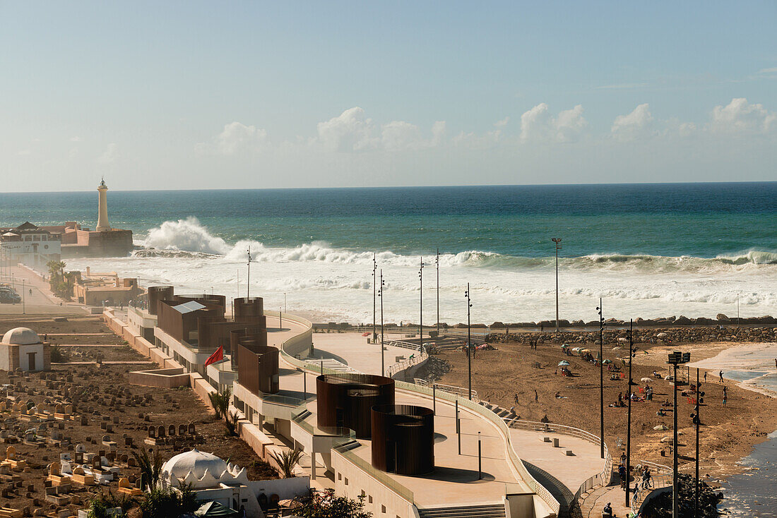 Surfer Strand von Rabat bei Flut mittags und hohe Wellen in Rabat, Marokko.