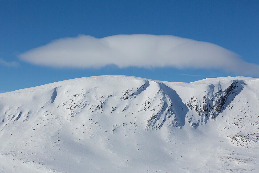  Snowy mountain landscape, Dovrefjell-Sunndalsfjella National Park, Norway 