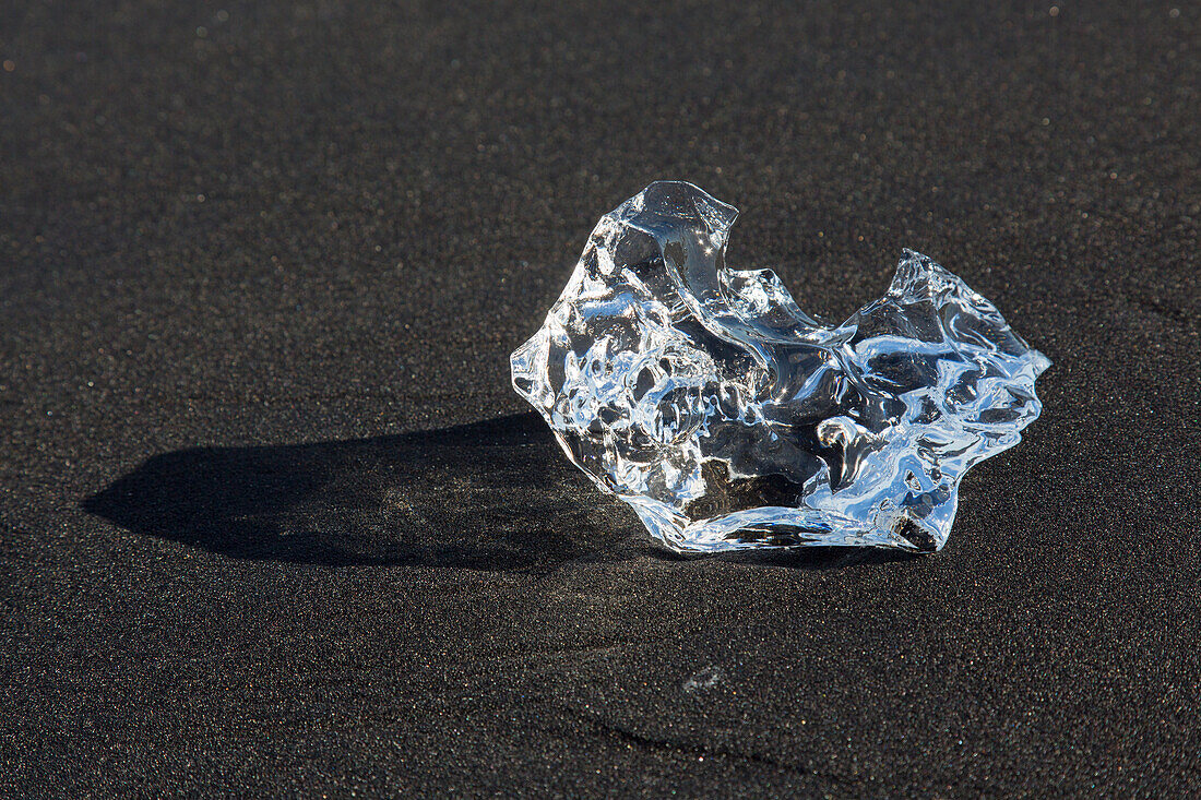 Eisbrocken am Strand Breidamerkursandur, Sudursveit, Island