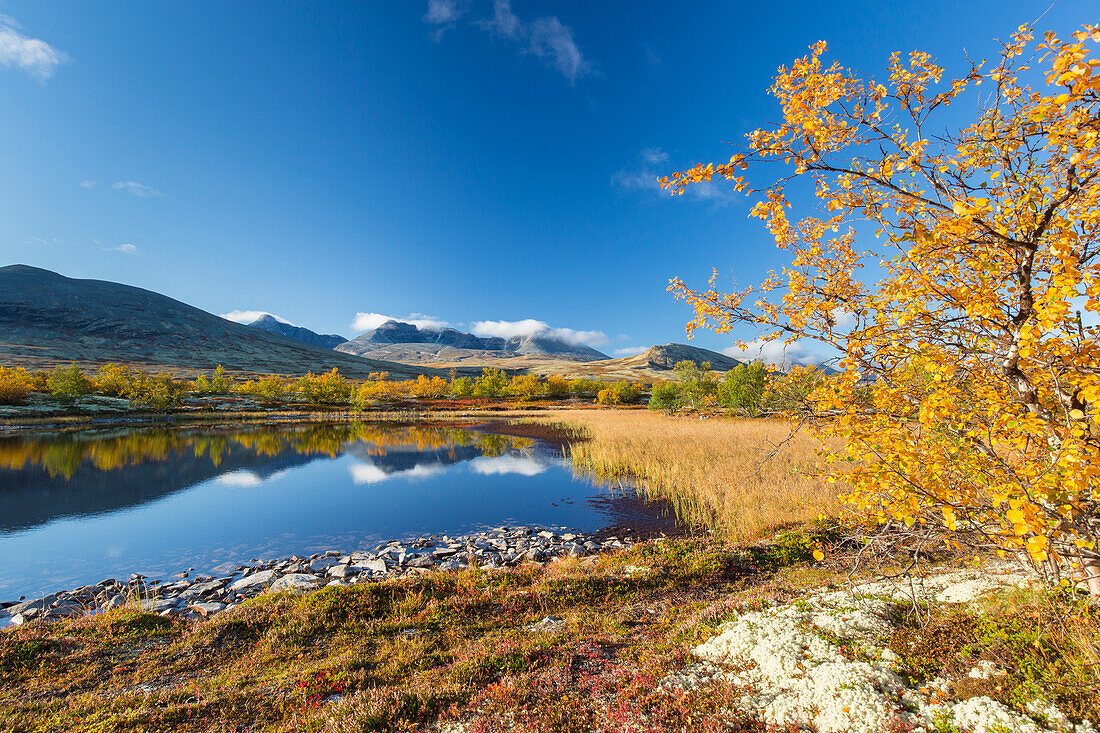  Mountains Høgronden and Digerronden reflected in the lake, Doraldalen, Rondane National Park, Oppland, Norway 