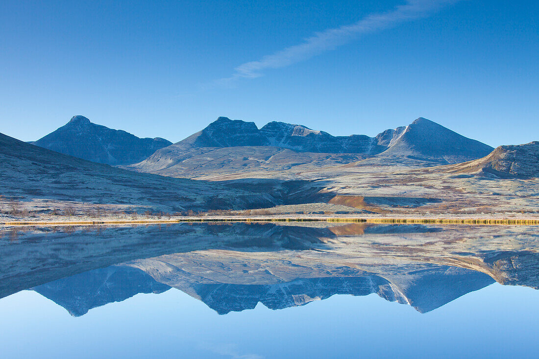 Høgronden, Midtronden, Digerronden, Berge, Gebirge, See, Spiegelbild, Dørålen, Døråldalen, Rondane Nationalpark, Dovre, Oppland, Norwegen