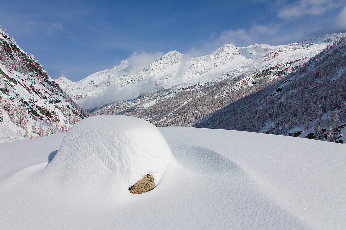  Mountain landscape, view of the mountains Herbetet and Grand Serra in the snow, winter, Gran Paradiso National Park, Aosta Valley, Italy 