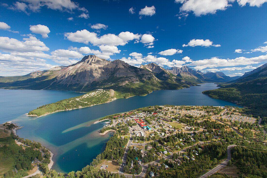  View from Bear&#39;s Hump to the town of Waterton, Waterton Lakes National Park, Alberta, Canada 