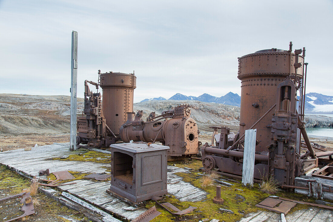 Camp Mansfield, Reste eines alten Marmorsteinbruchs bei Blomstrandhalvoya, Kongsfjorden, Spitzbergen, Norwegen