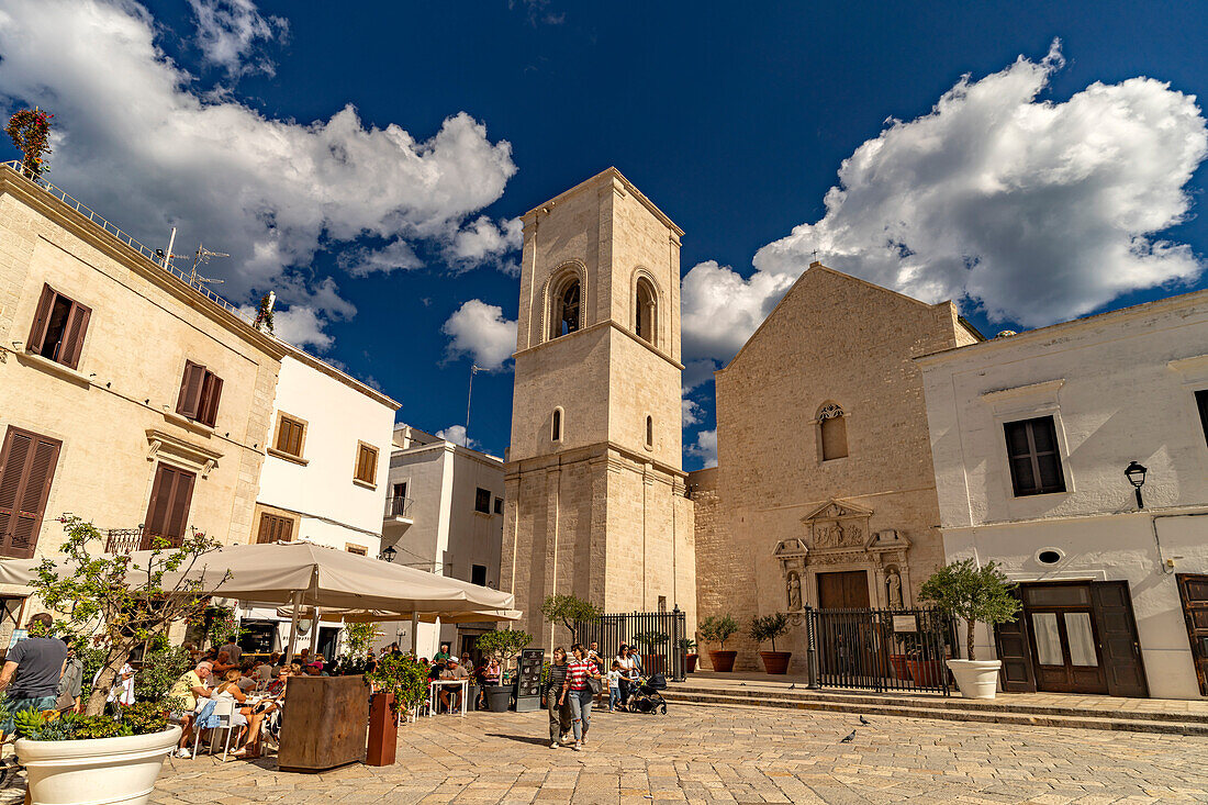  The Piazza Vittorio Emanuele square and the church Chiesa Madre di Santa Maria Assunta, Polignano a Mare, Apulia, Italy, Europe 