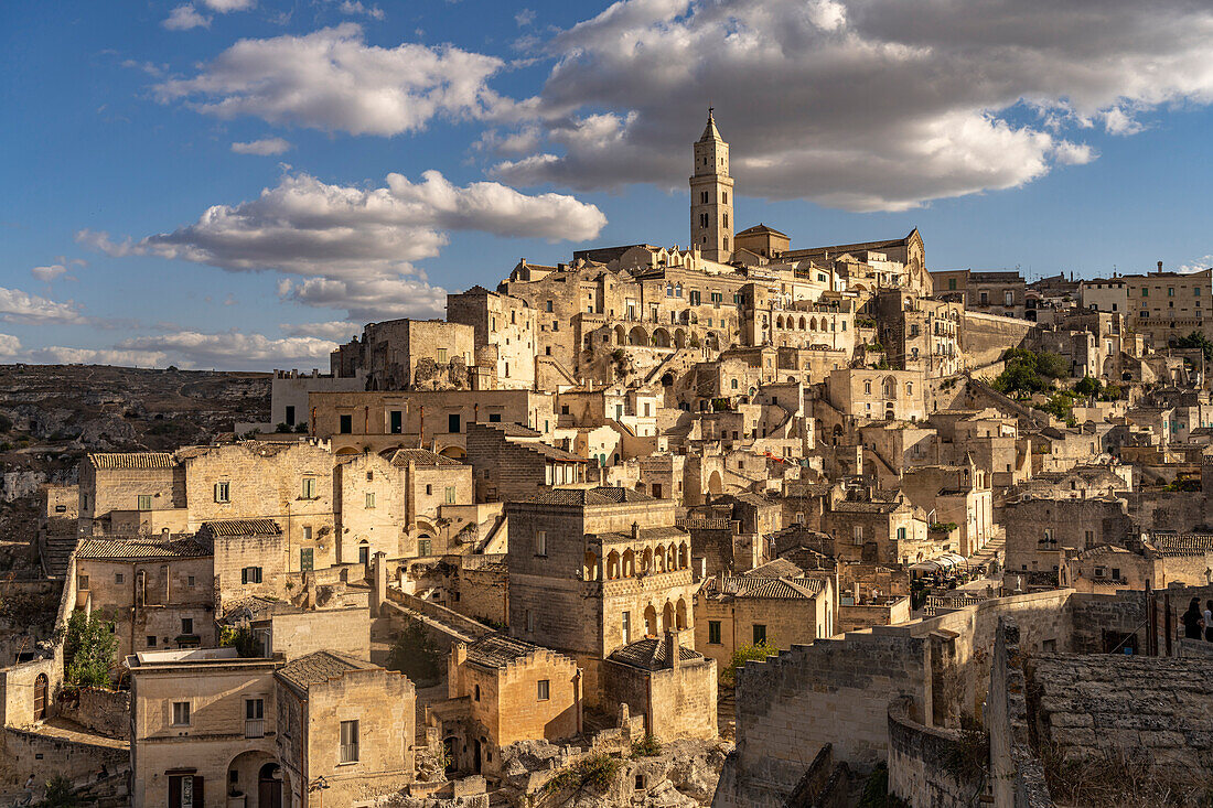 Stadtansicht mit den Höhlensiedlungen Sassi und der Kathedrale von Matera, Basilikata, Italien, Europa