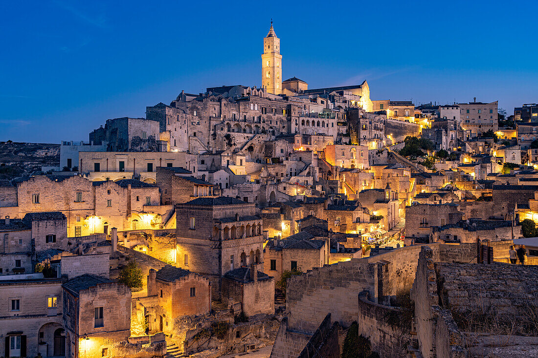  City view of Matera with the Sassi cave settlements and the cathedral at dusk, Matera, Basilicata, Italy, Europe 