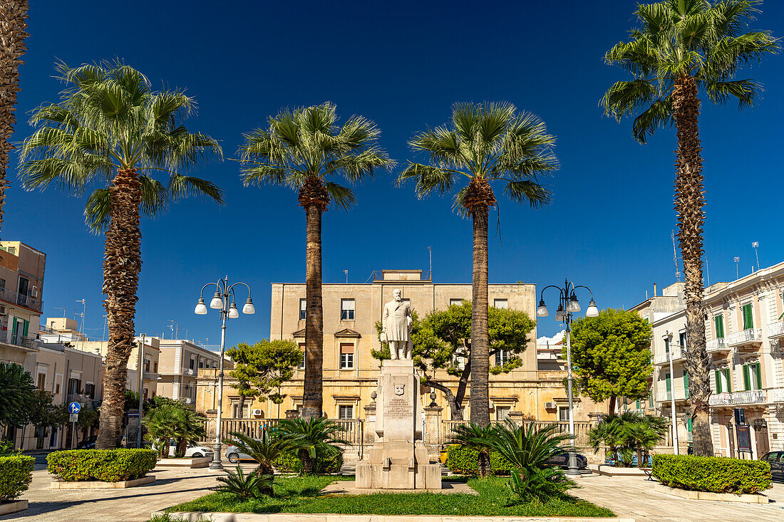  The square Piazza Milite Ignoto with the monument to Luigi Capitanio, Monopoli, Apulia, Italy, Europe 