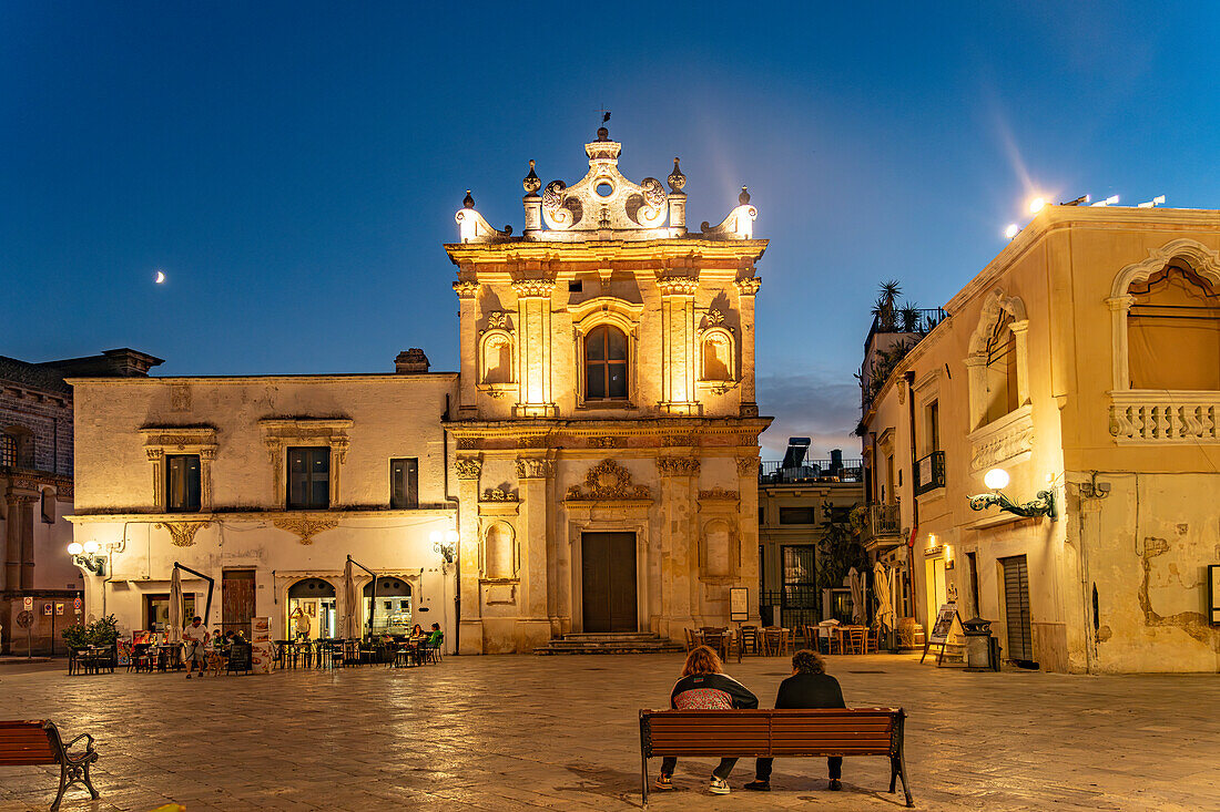 Die Kirche Chiesa di San Trifone auf dem Platz Piazza Salandra in der Abenddämmerung, Nardo, Apulien, Italien, Europa