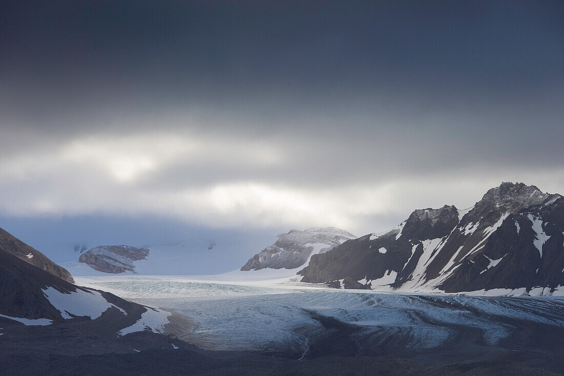  View of the Gasbreen glacier in the Gashamna bay, Hornsund, Svalbard, Norway 