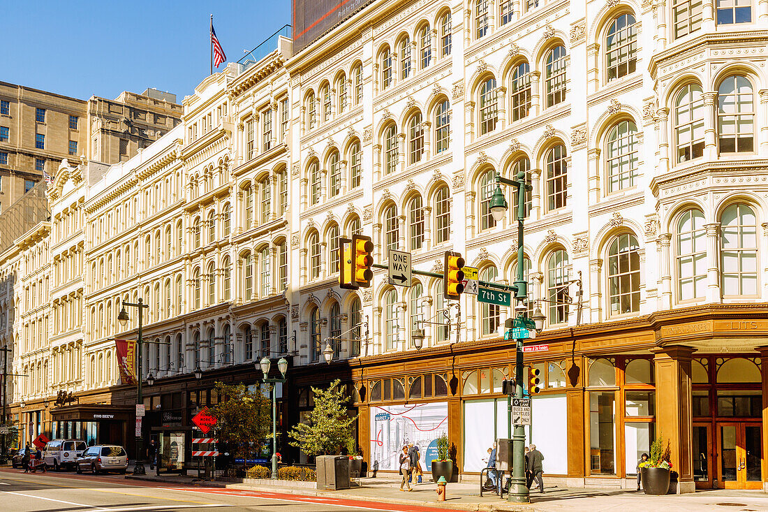 East Market Place mit historischem Kaufhaus The Lit Brothers Building in Philadelphia im Convention Center District in Philadelphia, Pennsylvania, USA, Pennsylvania, USA