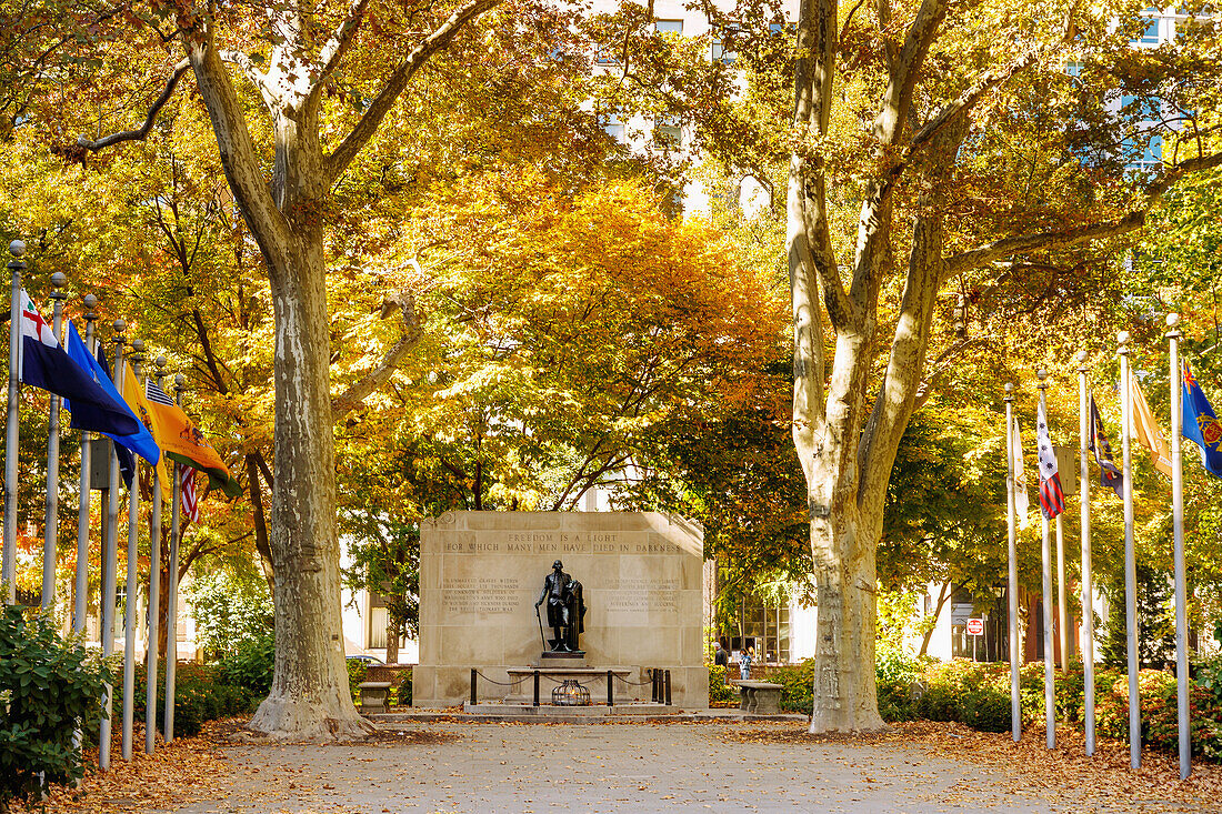  Washington Square with Tomb of the Unknown Soldier of the American Revolution in the Historic Waterfront District in Philadelphia, Pennsylvania, USA 