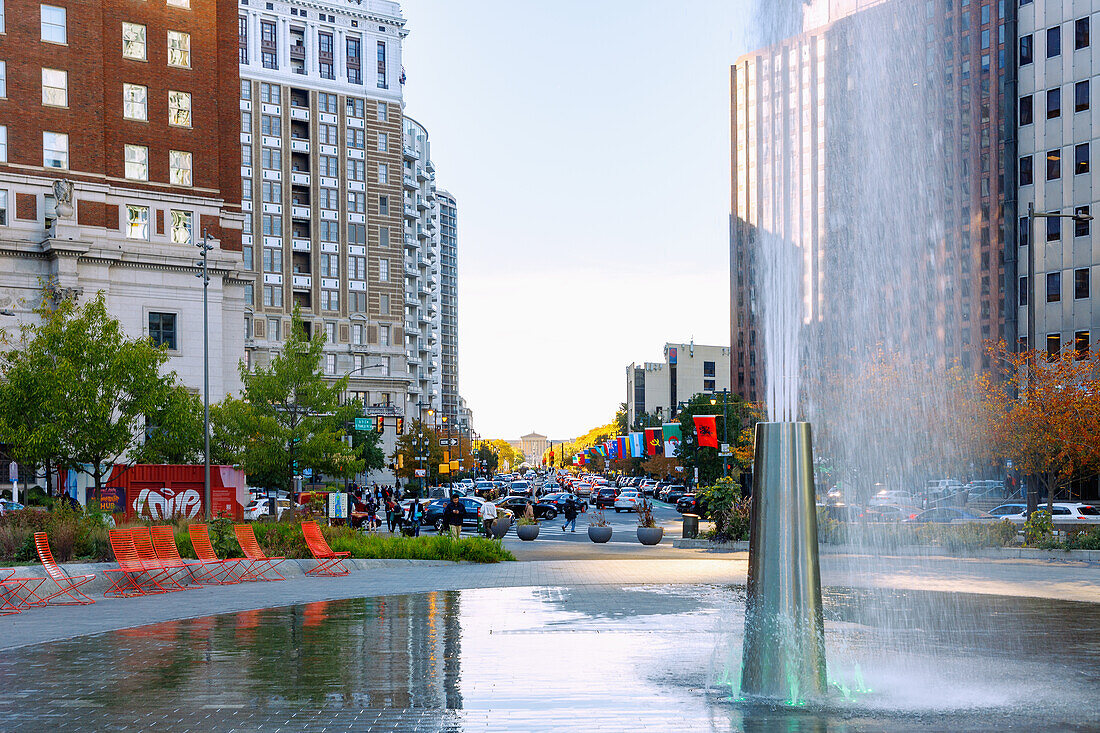  JFK Plaza (John F. Kennedy Plaza, Love Park) overlooking Benjamin Franklin Parkway and Philadelphia Museum of Art in the Parkway Museums District in Philadelphia, Pennsylvania, USA 