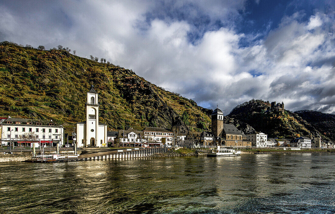 St. Goarshausen und Burg Katz im Herbst, Oberes Mittelrheintal, Rheinland-Pfalz, Deutschland