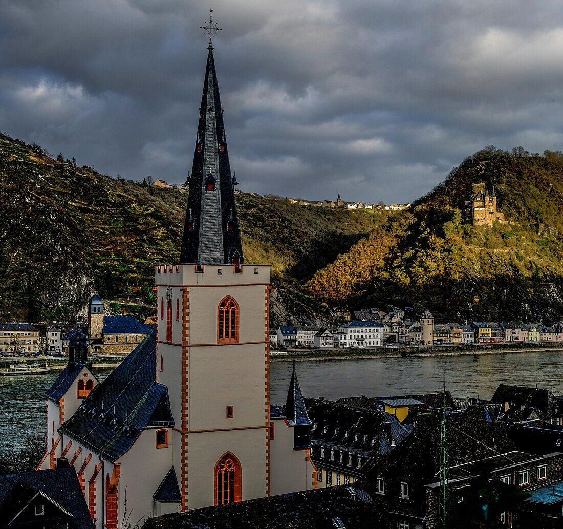 Stiftskirche in St. Goar im Abendlicht, Blick über den Rhein auf die Altstadt von St. Goarshausen und Burg Katz, Oberes Mittelrheintal, Rheinland-Pfalz, Deutschland