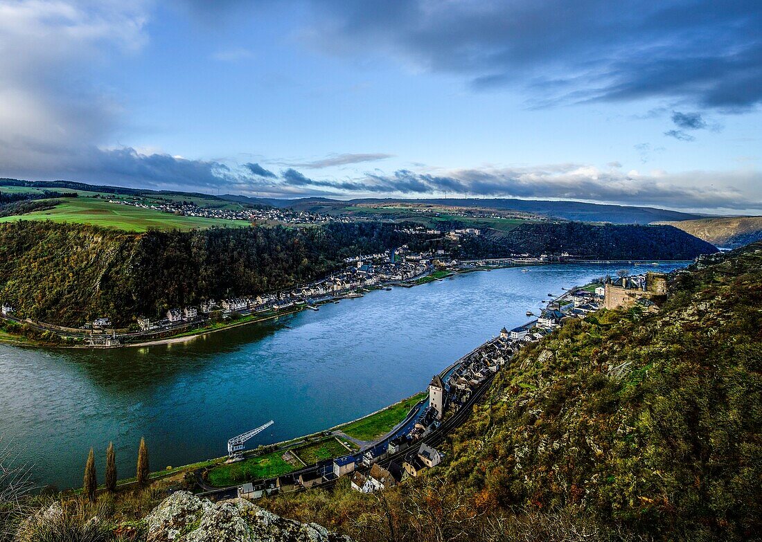 Rheinschleife bei St. Goarshausen und St. Goar im Morgenlicht, Burg Katz und Burg Rheinfels, Oberes Mittelrheintal, Rheinland-Pfalz, Deutschland