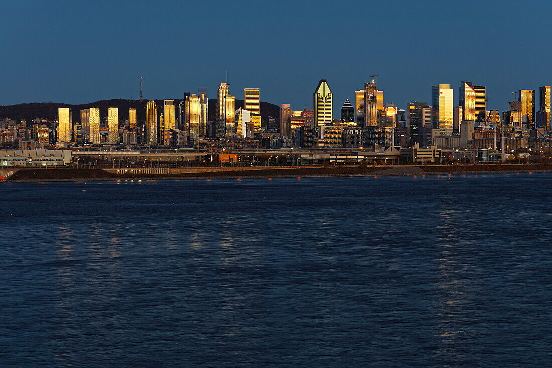  Blick auf Montreal bei Sonnenaufgang, Quebec, Kanada 