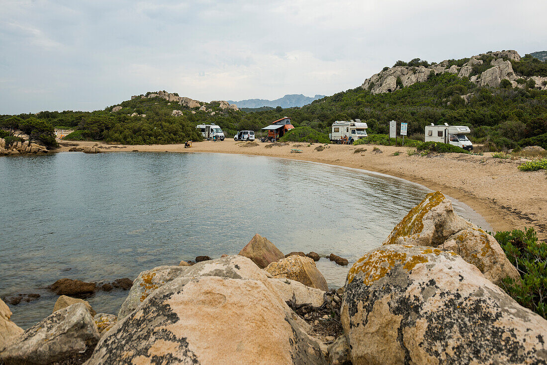 Einsamer Strand mit Granitfelsen und Camper, wilder Stellplatz, Sonnenaufgang, Spiaggia Poltu Manzu, Capo Ceraso, bei Olbia, Sardinien, Italien