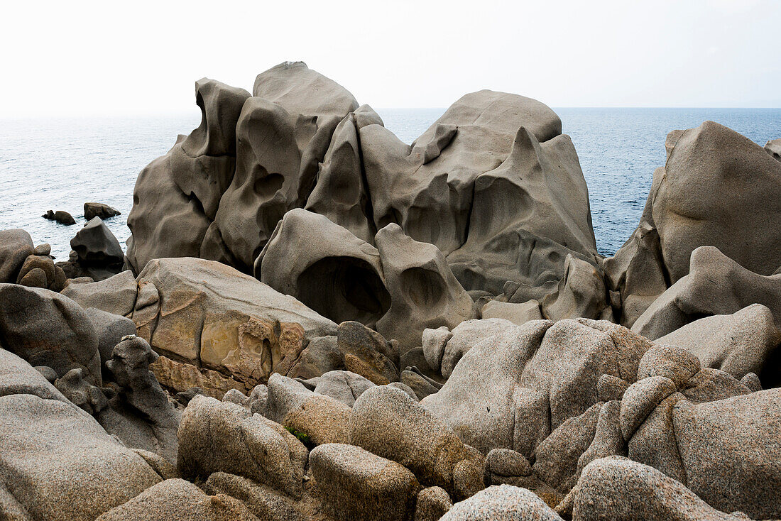 Bizarre und riesige Granitfelsen am Meer, Capo Testa, bei Santa Teresa di Gallura, Sardinien, Italien