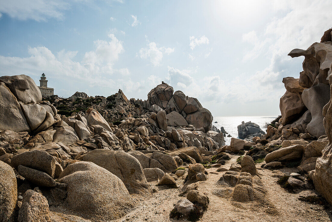 Bizarre und riesige Granitfelsen am Meer, Capo Testa, bei Santa Teresa di Gallura, Sardinien, Italien