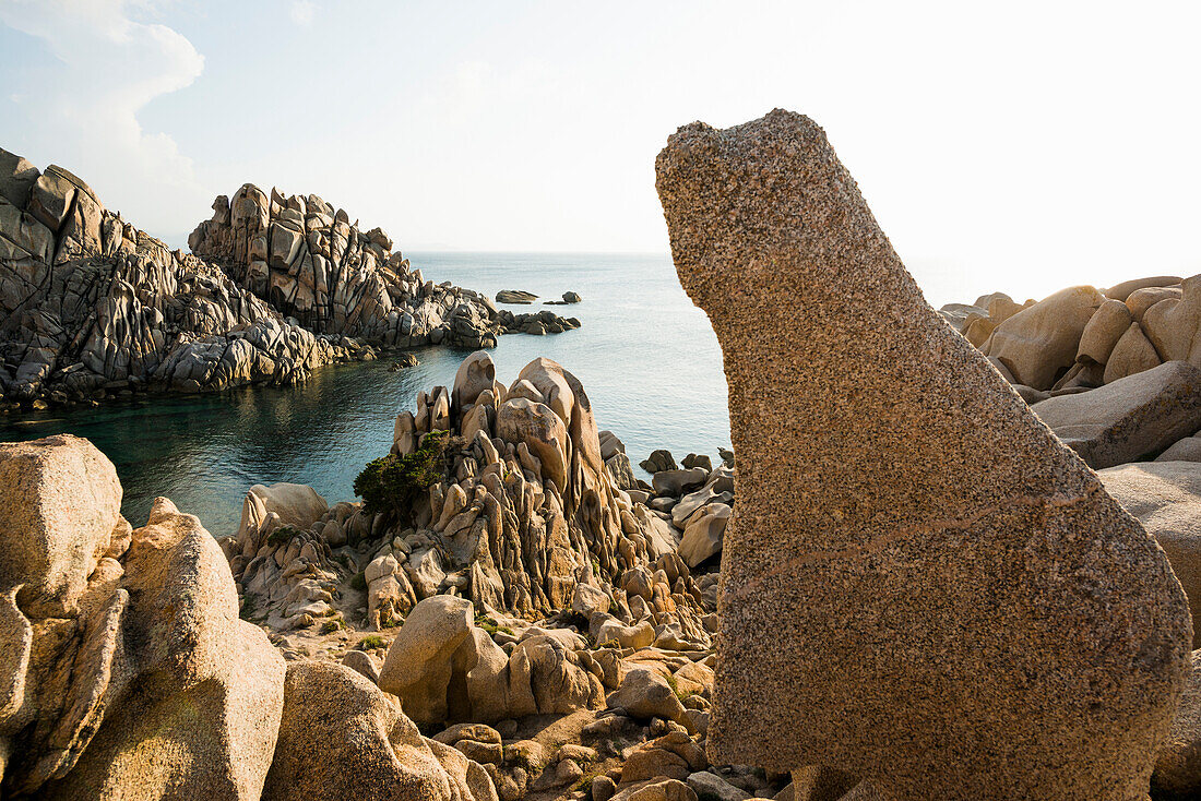 Bizarre und riesige Granitfelsen am Meer, Sonnenuntergang, Spiaggia Valle della Luna, Capo Testa, bei Santa Teresa di Gallura, Sardinien, Italien