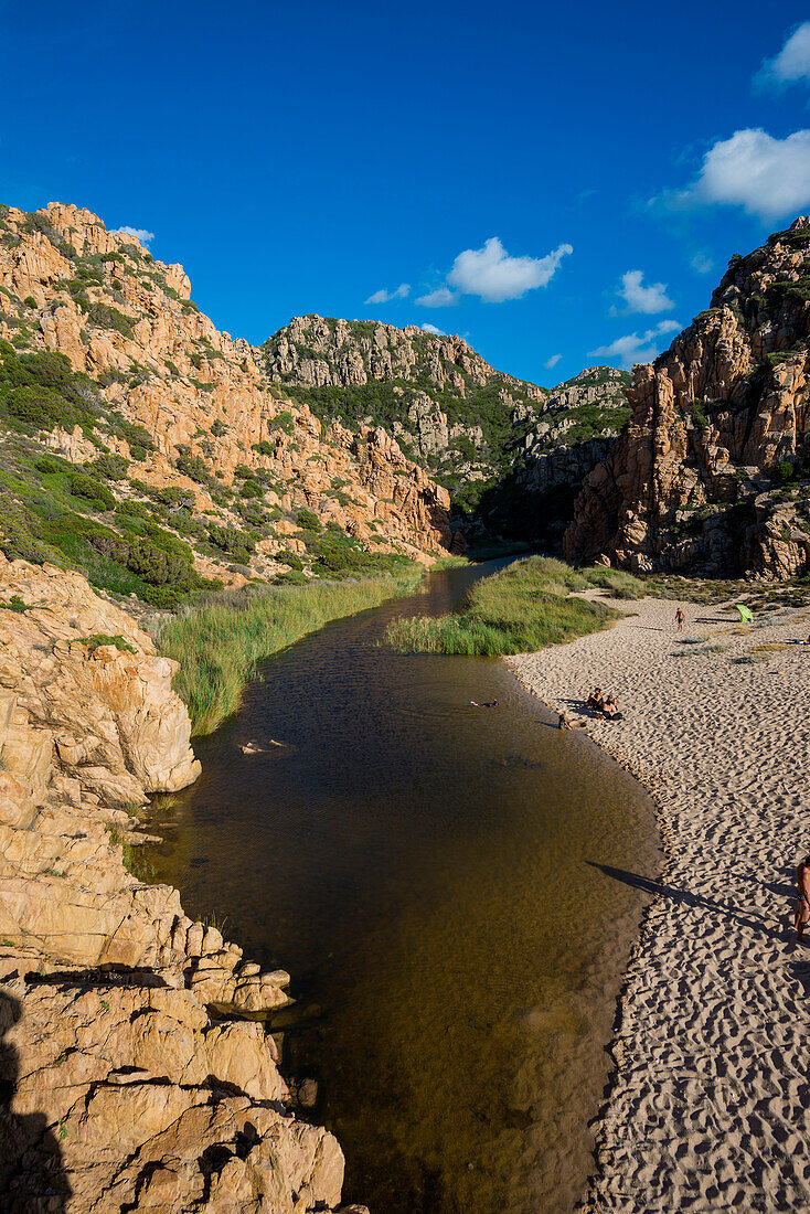 Rote Felsen und malerischer Strand, Spiaggia di Cala li Cossi, Costa Paradiso, Sardinien, Italien