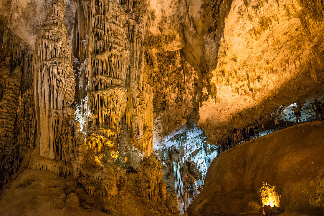  Huge stalactites and underground lake, Grotta di Nettuno stalactite cave, Neptune&#39;s Grotto, Capo Caccia, near Alghero, Sardinia, Italy 