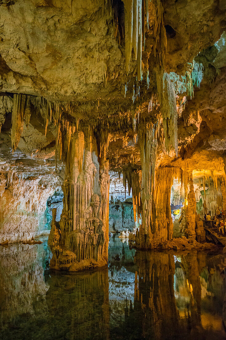  Huge stalactites and underground lake, Grotta di Nettuno stalactite cave, Neptune&#39;s Grotto, Capo Caccia, near Alghero, Sardinia, Italy 