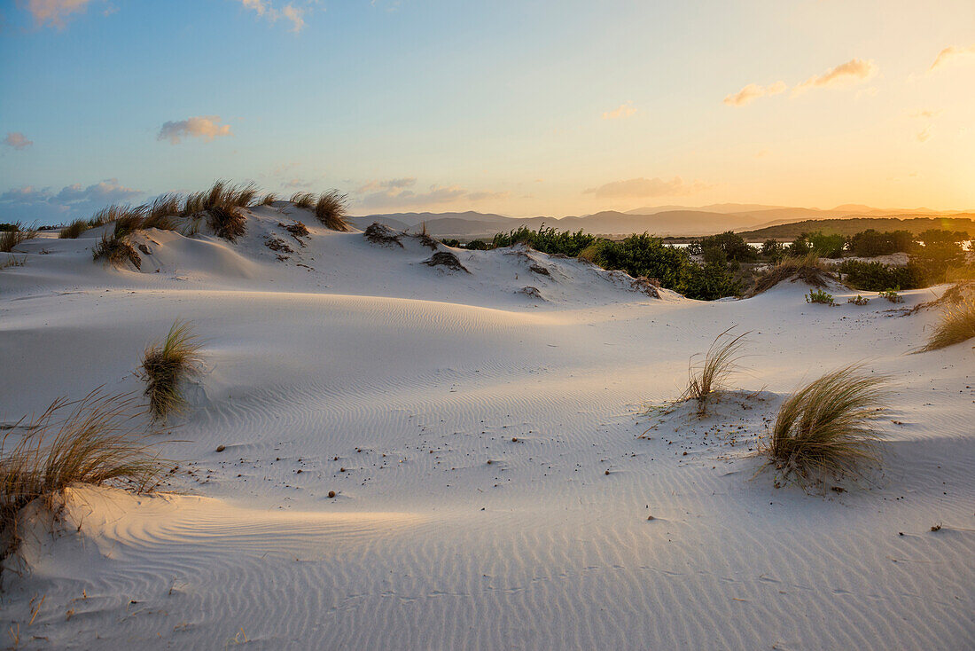 Einsamer weißer Sandstrand mit Dünen, Sonnenaufgang, Porto Pino, Sardinien, Südküste, Italien