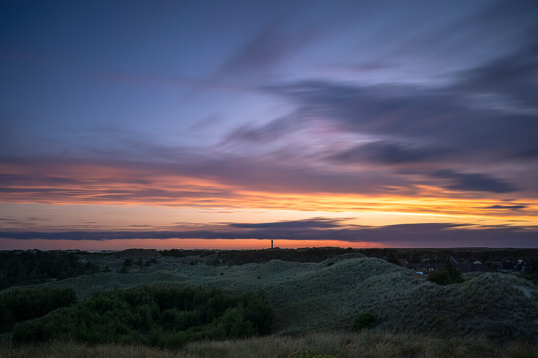 Dünenlandschaft zum Sonnenuntergang, Blick auf Quermarkenfeuer, Heidelandschaft, Naturschutzgebiet Amrumer Dünen, Wanderer, Düne, Nordfriesische Insel, Amrum, Deutschland