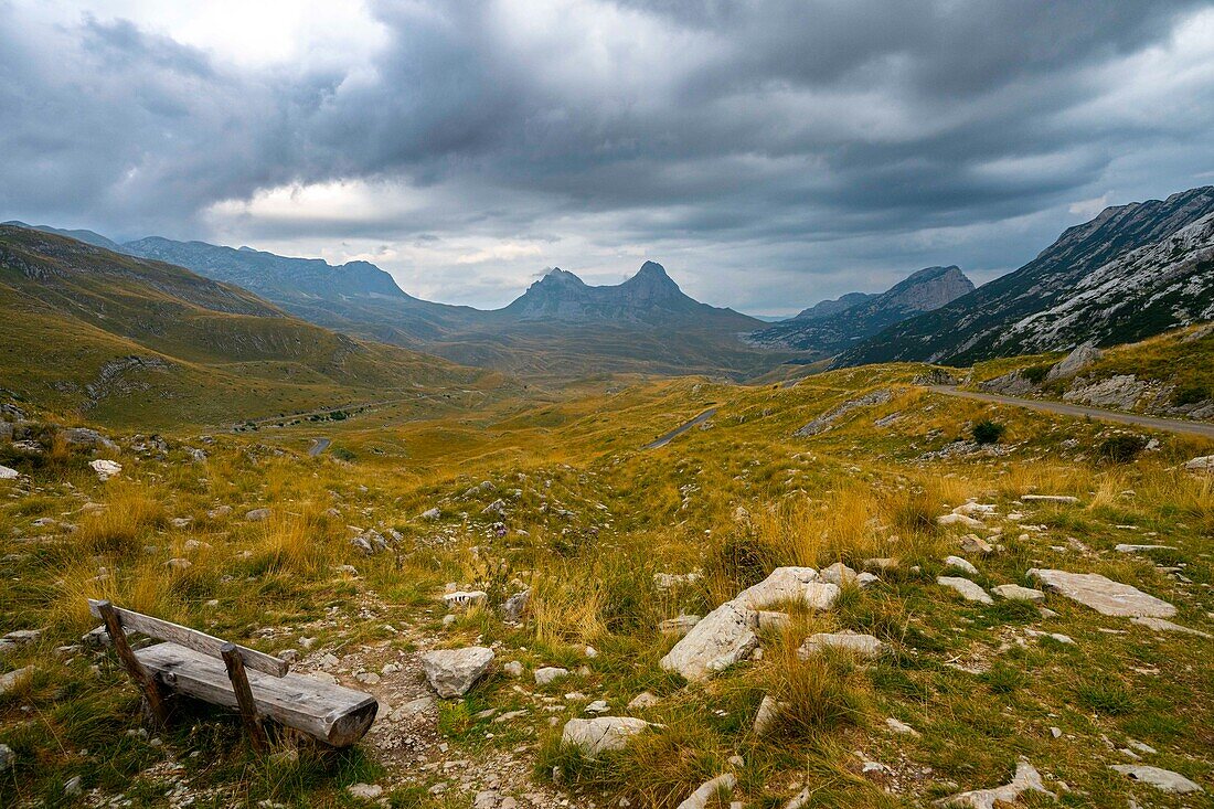 Blick auf das Durmitor Gebirgsmassiv, Aussichtspunkt, Holzbank, Durmitor Nationalpark, Naturlandschaft, Landschaft, Panorama-Route, Montenegro