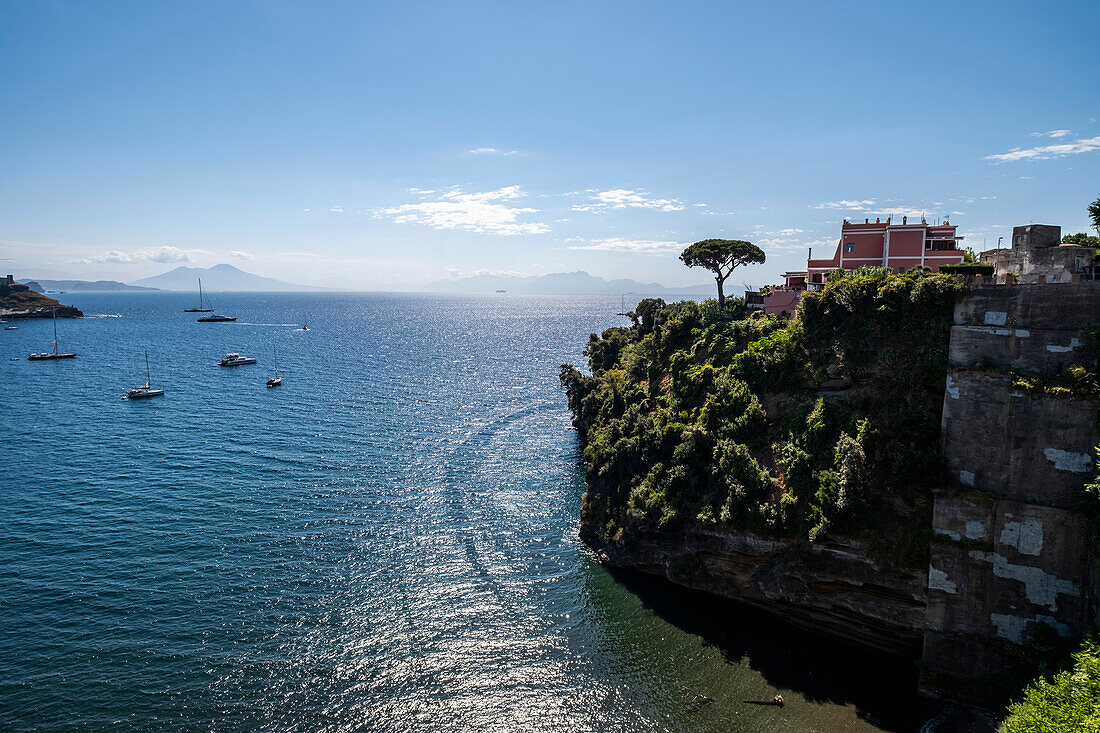 Blick auf Marina Corricella und Terra Murata, Insel Procida, Golf von Neapel, Italien