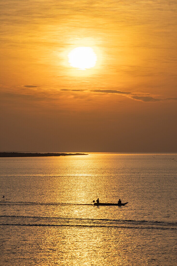  Silhouette of a longtail boat on Tonle Sap Lake at sunrise, Chong Khnies, near Siem Reap, Siem Reap Province, Cambodia, Asia 