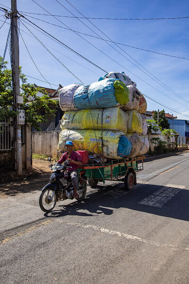  Large sacks are transported on a motorcycle with a trailer, Khchau, Kang Meas District, Kampong Cham, Cambodia, Asia 