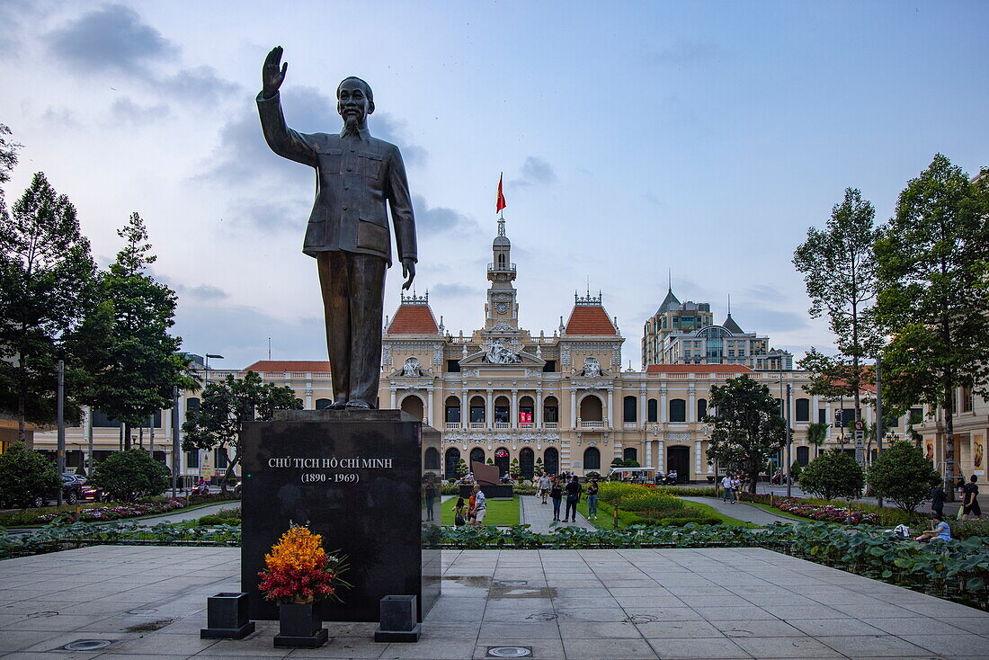 Statue vom ehemaligen Präsident Ho Chi Minh vor dem Rathaus, Ho-Chi-Minh-Stadt, Vietnam, Asien