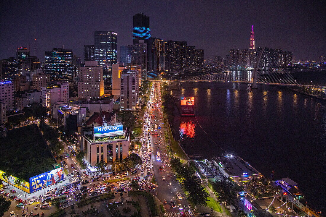 Blick auf den Berufsverkehr von der Liquid Sky Bar des Renaissance Riverside Hotel Saigon bei Nacht, Ho-Chi-Minh-Stadt, Vietnam, Asien