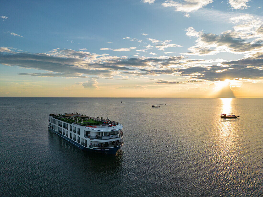 Luftaufnahme des Flusskreuzfahrtschiffs RV Mekong Discovery (Thurgau Travel), Tonle Sap See, Chong Khnies, Provinz Siem Reap, Kambodscha, Asien