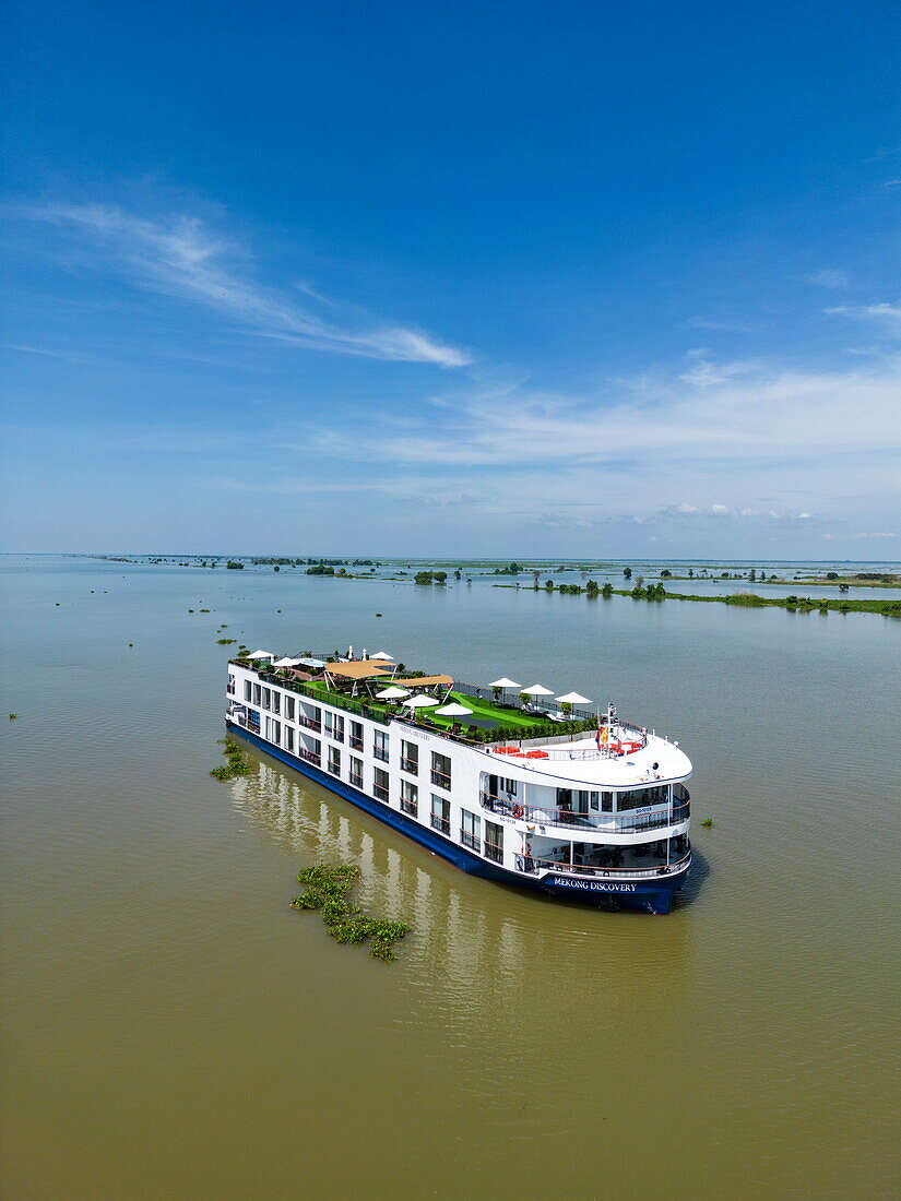 Luftaufnahme des Flusskreuzfahrtschiffs RV Mekong Discovery (Thurgau Travel) auf dem Tonle Sap, Pralay Meas, Kampong Chhnang, Kambodscha, Asien