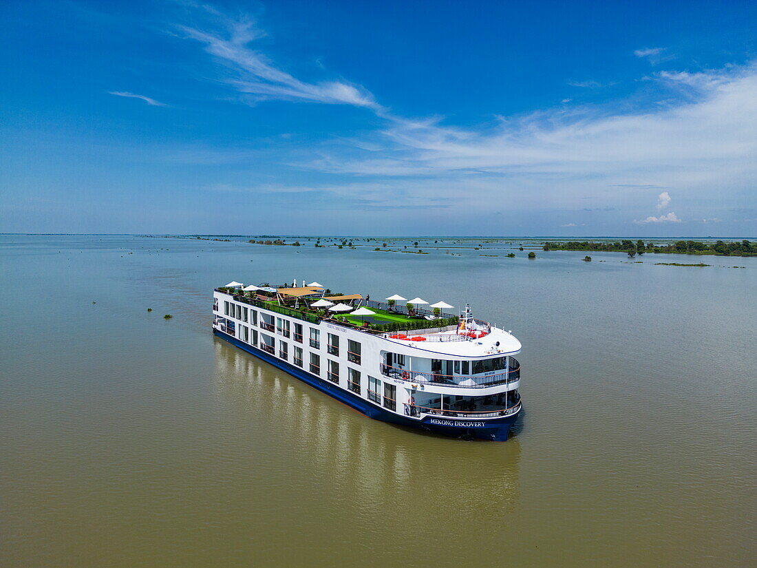 Luftaufnahme des Flusskreuzfahrtschiffs RV Mekong Discovery (Thurgau Travel) auf dem Tonle Sap, Pralay Meas,  Kampong Chhnang, Kambodscha, Asien