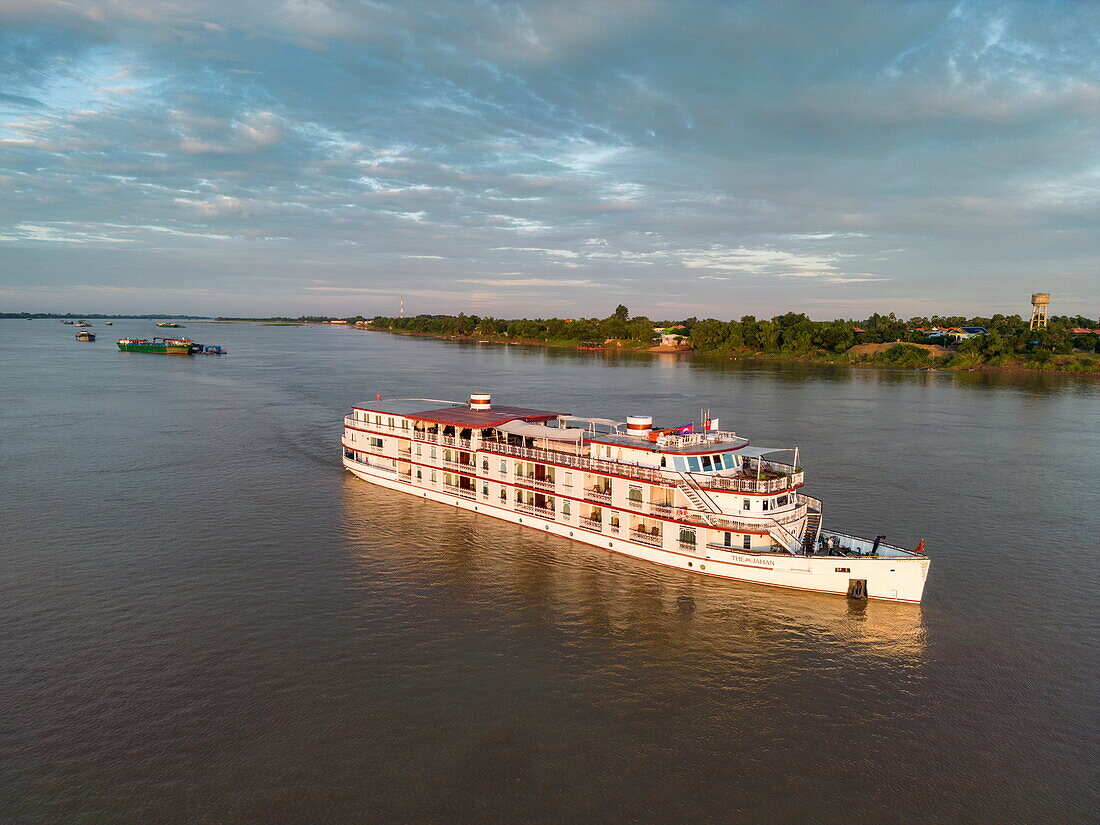 Boutique-Flusskreuzfahrtschiff The Jahan (Heritage Line) auf dem Mekong bei Sonnenaufgang, Roka Ar, Kang Meas District, Kampong Cham, Kambodscha, Asien