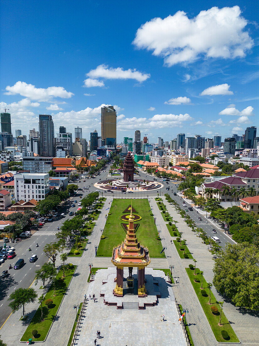 Luftaufnahme des Norodom Sihanouk Memorial mit Unabhängigkeitsdenkmal und Skyline dahinter, Chamkarmon District, Phnom Penh, Kambodscha, Asien