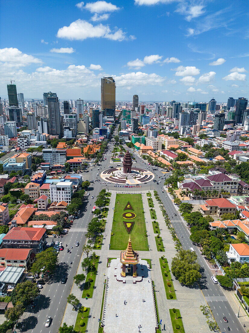  Aerial view of Norodom Sihanouk Memorial with Independence Monument in the city center and skyline behind, Chamkarmon District, Phnom Penh, Cambodia, Asia 