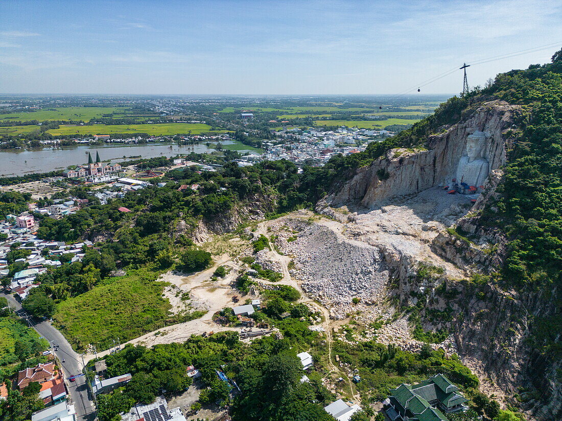 Luftaufnahme einer riesigen Buddha-Skulptur im Bau am Berghang auf dem Berg Sam, Nui Sam, Chau Doc, An Giang, Vietnam, Asien