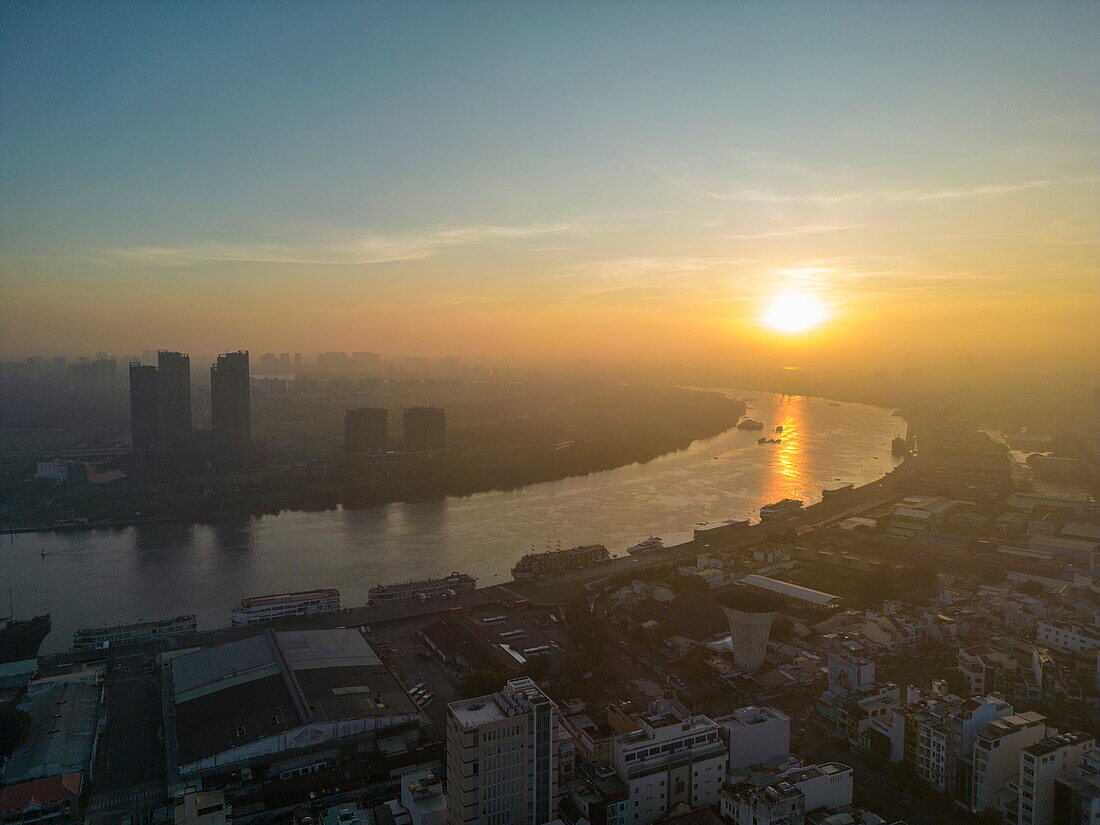 Luftaufnahme des Saigon-Flusses bei Sonnenaufgang, Quan 4, Ho-Chi-Minh-Stadt, Vietnam, Asien