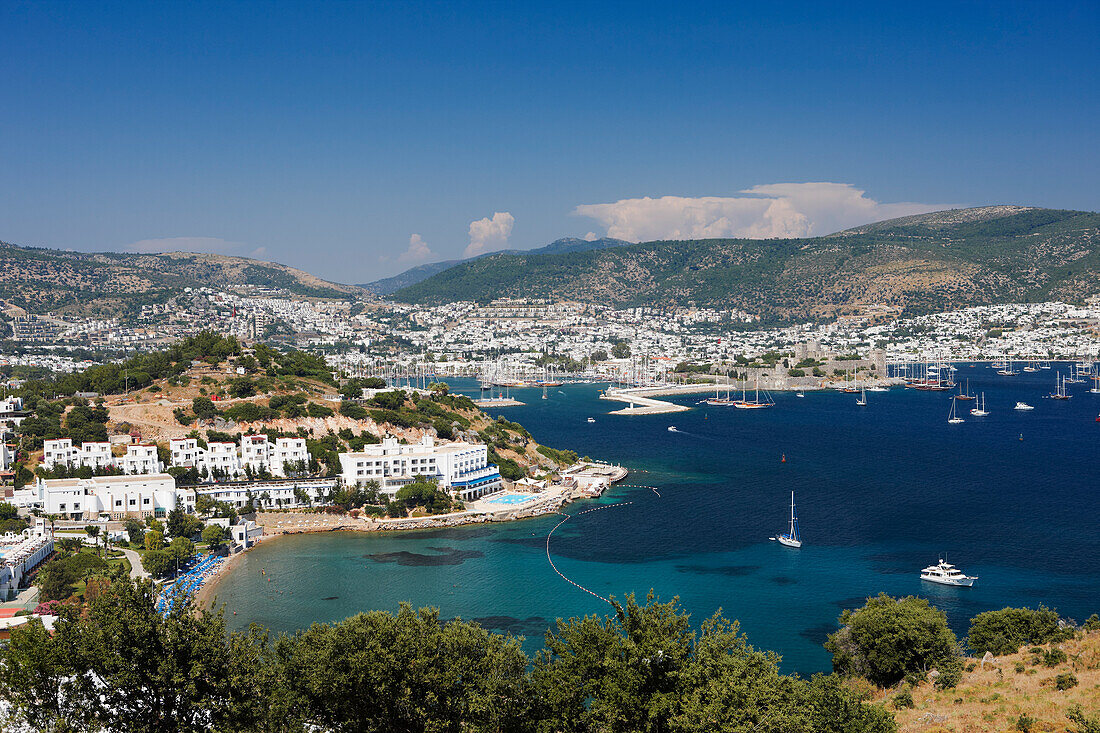  Malerische Aussicht auf die Küstenstadt Bodrum in der Provinz Mugla, Türkei. 