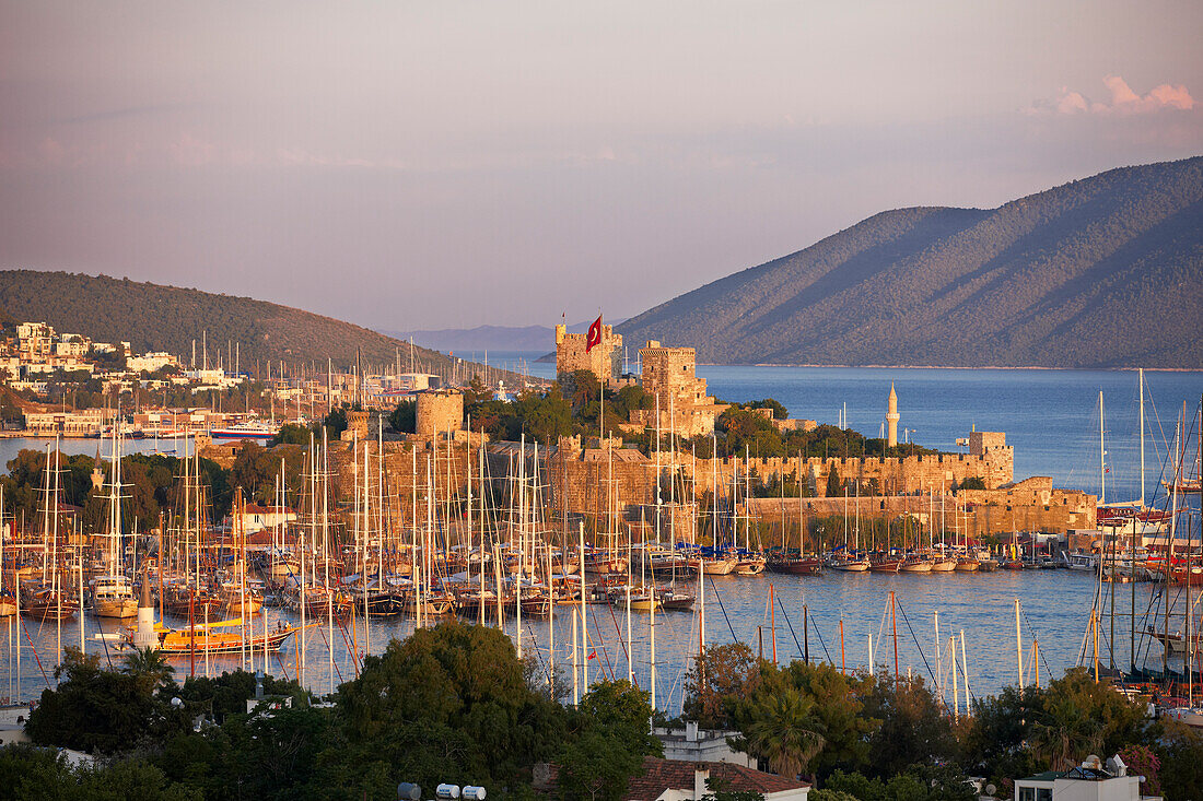 Malerische Aussicht auf die Burg von Bodrum und den Yachthafen voller Boote. Stadt Bodrum, Provinz Mugla, Türkei.